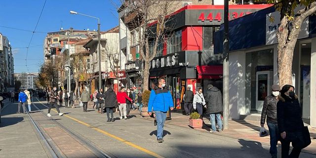 Güneşli havayı gören vatandaşlar kendini dışarı attı