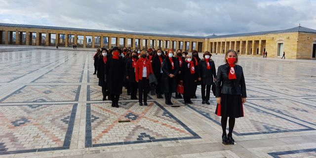 Üniversiteli kadınlar Atatürk’ün huzurunda