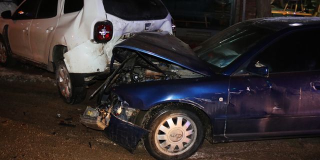 Alkollü sürücü 5 araca çarparak durabildi: 2 yaralı