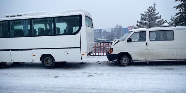 Kar yağışı trafik kazalarını beraberinde getirdi