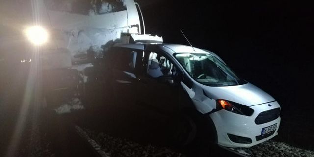 Eskişehir’de rayda askıda kalan kamyonete tren çarptı