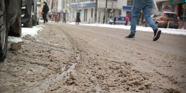 Eskişehir’de yollar çamurla kaplandı