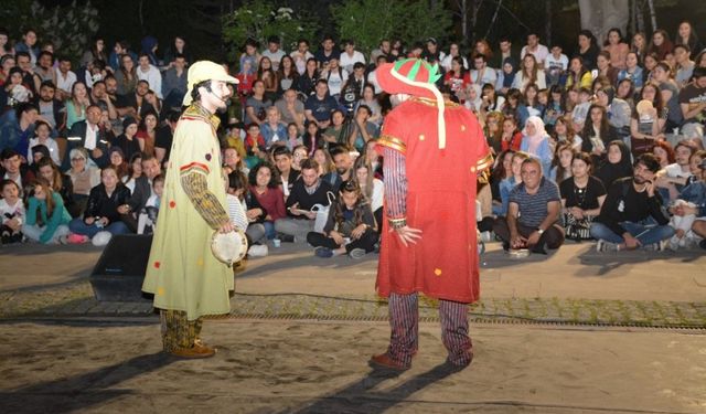 Karagöz ve Hacivat gençleri eğlendirdi