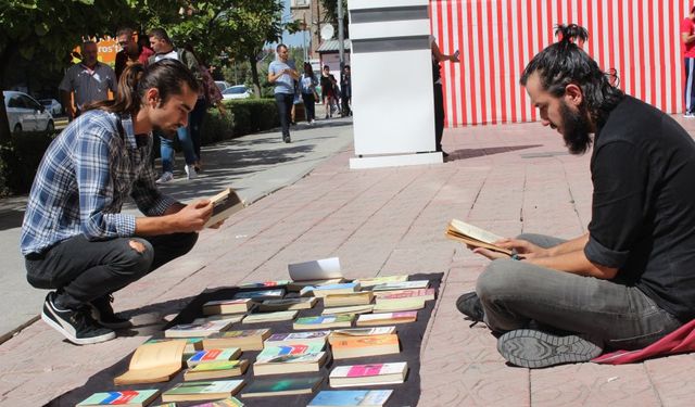 Cadde kenarında  kitap sergisi açtı