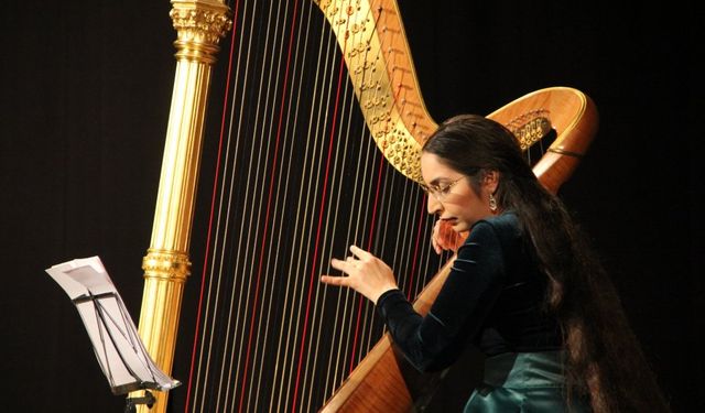 Arpist Zeynep Öykü barok rüzgarı estirdi