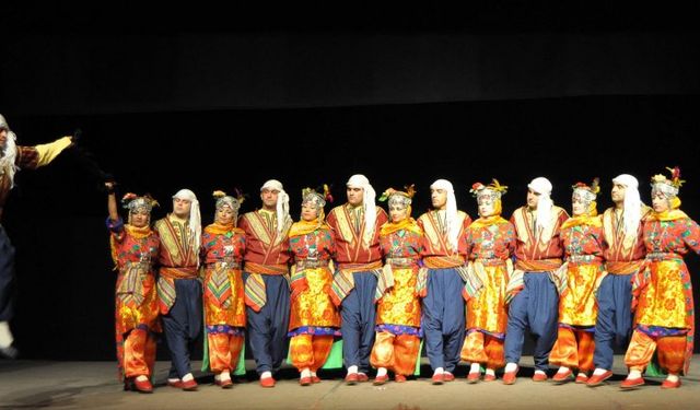 Türk Dünyası Vakfı halk dansları gösterisi