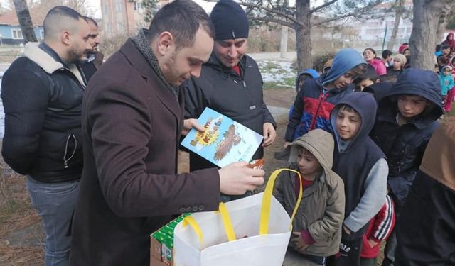 Ülkü Ocakları Nutuk ve  boyama kitabı dağıttı