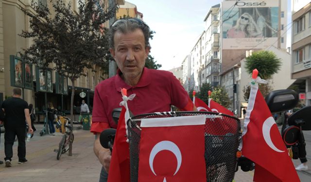 Çocukluğundan beri bisikletini Türk bayraklarıyla süslüyor