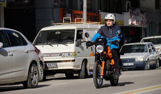 Gözü gibi baktığı motoruna sadece güneşli havalarda biniyor