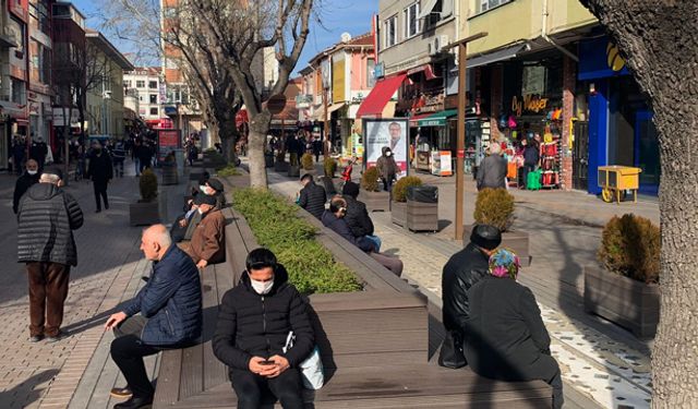 Güneşli havayı gören soluğu sokakta aldı