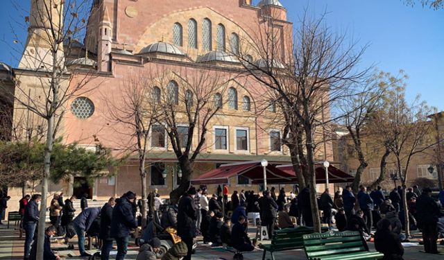 Yılın son Cuma namazında yoğunluk