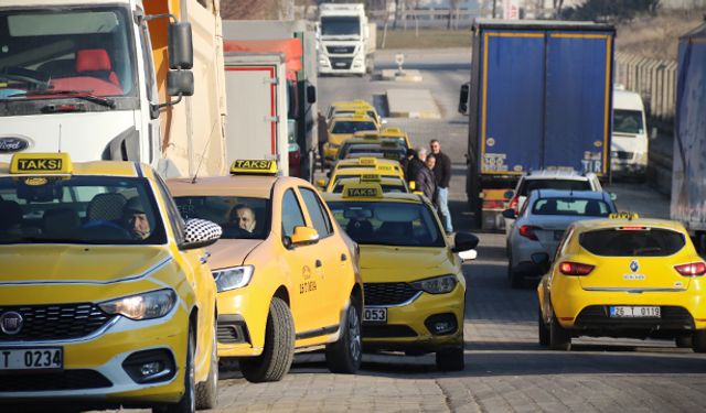 Taksiler yılbaşı zammı için kuyruğa girdi