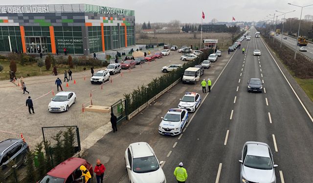 Çevre yolunda velilerin tehlikeli parkı