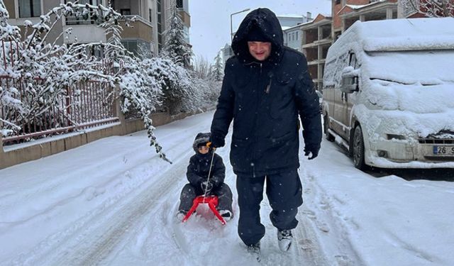 Oğlunu markete kızakla çekerek götürdü