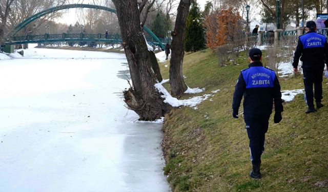 Zabıtalardan porsuk çevresinde buz nöbeti