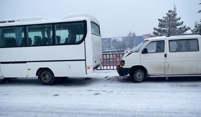 Kar yağışı trafik kazalarını beraberinde getirdi