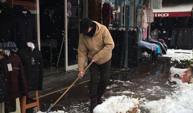 Eskişehir esnafının kar mesaisi