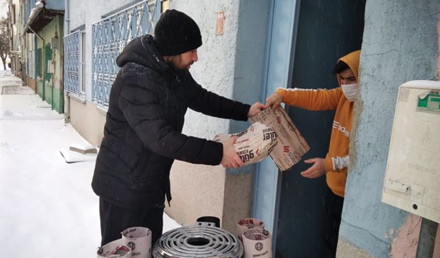 Hayırsever imam ihtiyaç sahiplerine soba ve kömür yardımı yapıyor