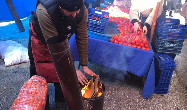 Pazarcı esnafı soğuktan korunmak için büyük çaba gösteriyor