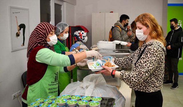 Üniversitelilere ücretsiz yemek hizmeti 3 noktada devam ediyor