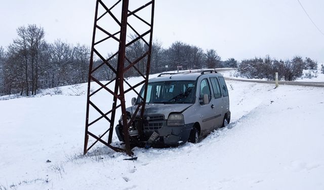 Kontrolden çıkan araç elektrik direğine çarptı