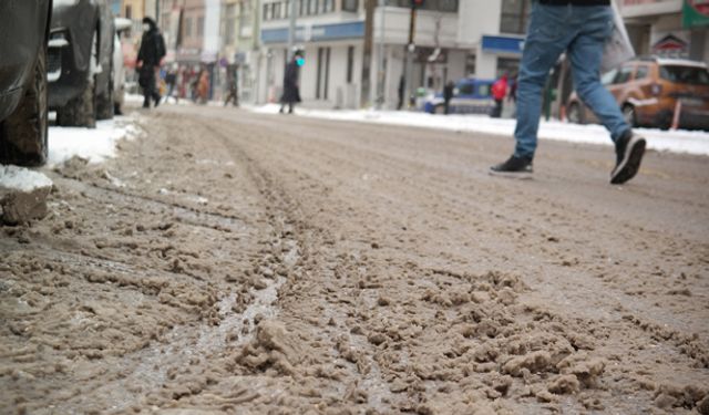 Eskişehir’de yollar çamurla kaplandı