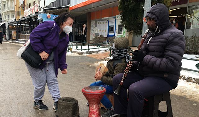 Soğuğa rağmen sanatlarını bırakmıyorlar