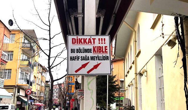 Kıblede yaşanan sapmaya tabelalı uyarı