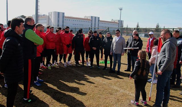 Şehit komutan Mithat Dunca’nın ailesinden Eskişehirspor’a ziyaret