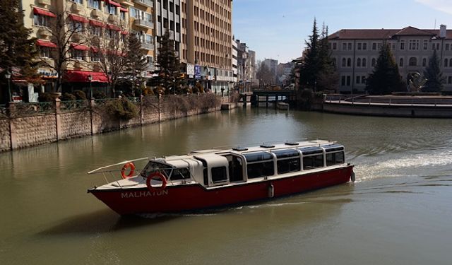 Buzlar çözülünce Porsuk'taki tekne seferleri yeniden başladı