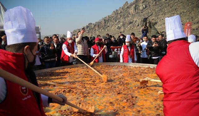 Dövme Sucuk Festivali’nde dünyanın en büyük sucuklu yumurtası