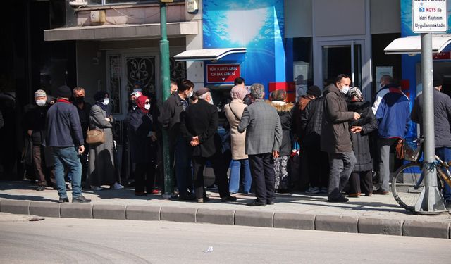 Emekli maaşını alacak vatandaşlar kaldırımları doldurdu