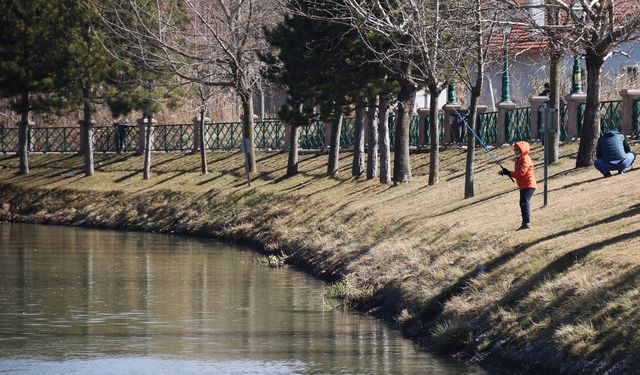 Güneşli havayı gören oltasını çıkardı