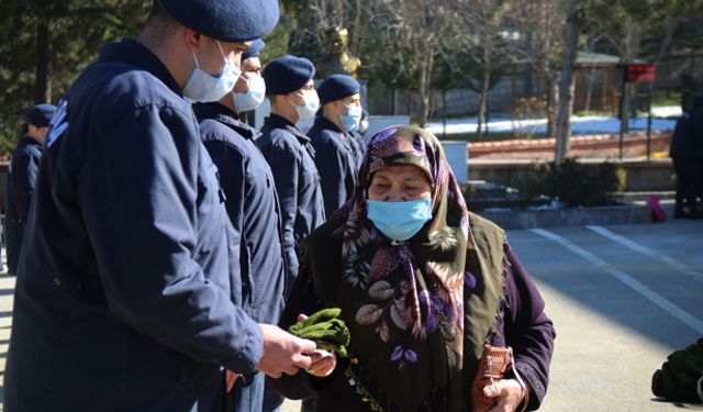 83 yaşındaki Ayşe ninenin ördüğü patikler Mehmetçik için