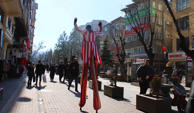 Tahta bacaklı palyaçonun silüeti tüm caddeyi gölgeledi