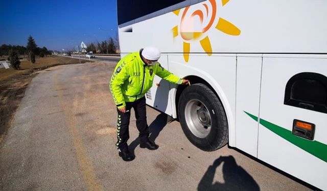 Polis ekiplerinden kış lastiği ve emniyet kemeri denetimi