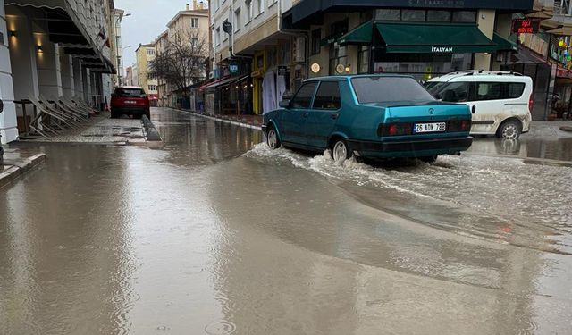 Eskişehir'de kuvvetli yağış hayatı felç etti (VİDEO HABER)