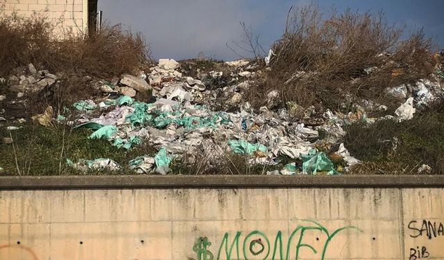 Yol kenarındaki çöpler kirliliğine neden oluyor