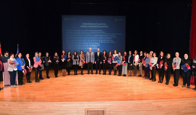 Anadolu Üniversitesi’nden 40 bilim kadınına ödül