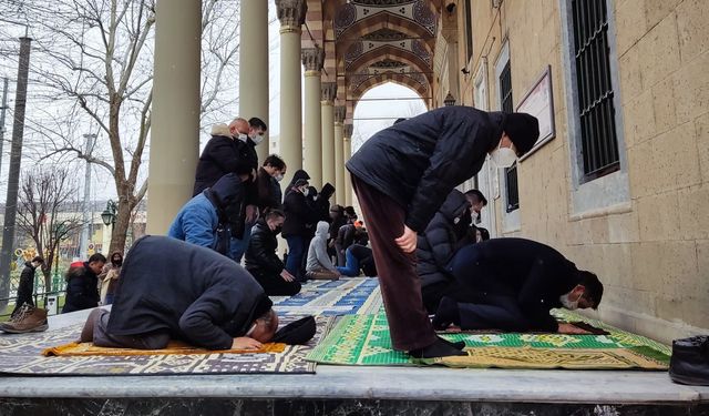 Dondurucu soğukta cami avlusunda cuma namazı