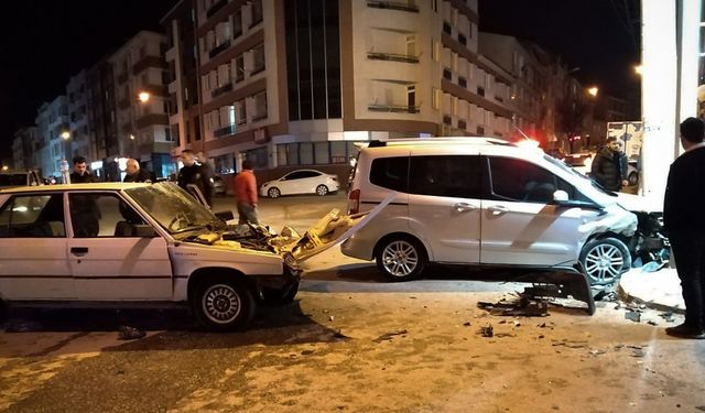 Hafif ticari araç ile otomobil çarpıştı, 6 kişi yaralı