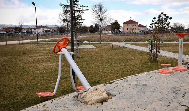 Tepebaşı’nda parklar magandaların hedefi oldu