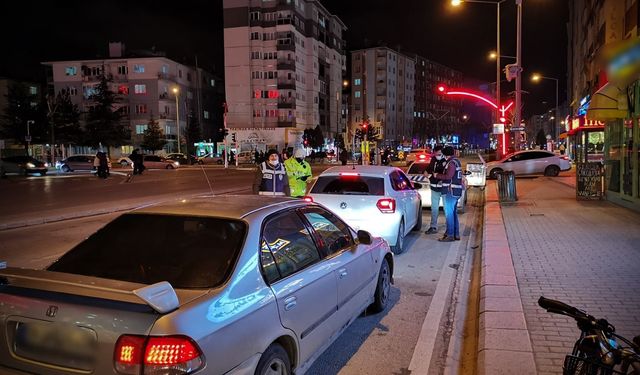 Polis ekiplerinden dün gece geniş çaplı denetim