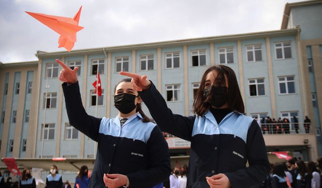 Havacı Kadınlar Haftası’nda gökyüzüne pembe uçaklar fırlattılar