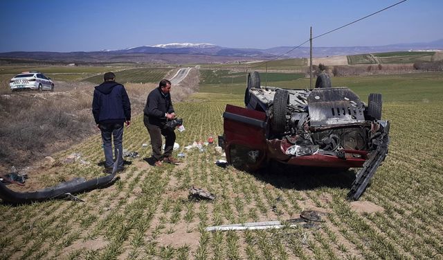 Ticari araç şarampole devrildi,  yaralılar var