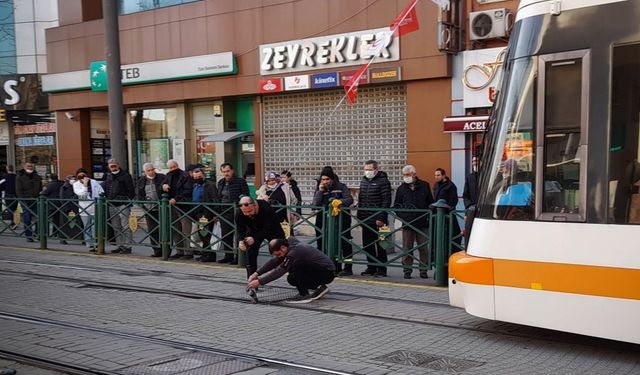 Raylara sıkışan güvercin tramvay seferlerini aksattı