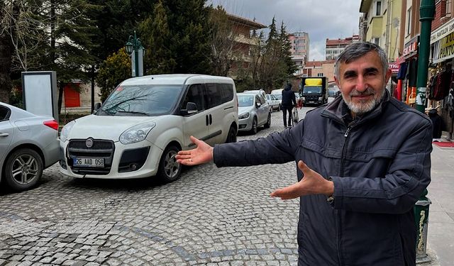 Bu caddede trafik ve park yeri çilesi bitmiyor