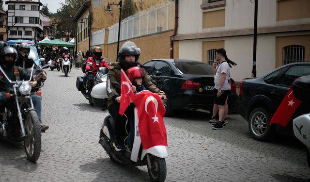 Eskişehirli motosiklet tutkunları 23 Nisan'ı kutladı