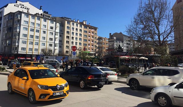 Sıkışan trafik sürücülere zor anlar yaşattı