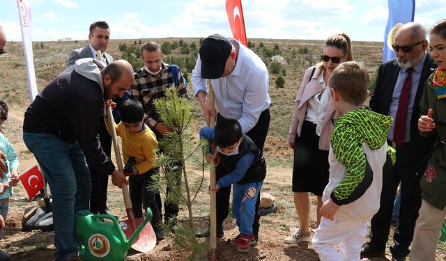 Özel çocuklar 23 Nisan’ı kendi adlarına diktikleri fidanlarla kutladı